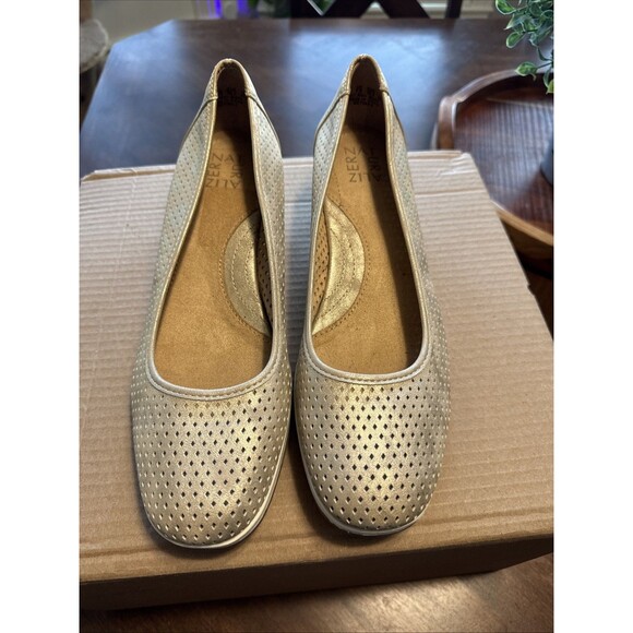 Naturalizer Betina 2 Gold Perforated Wedge Slip On Shoes 9.5M - Picture 1 of 7